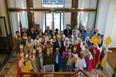 Naumburger Sternsinger zu Besuch beim Hessischen Ministerpräsidenten Volker Bouffier (Foto: Karl-Franz Thiede)